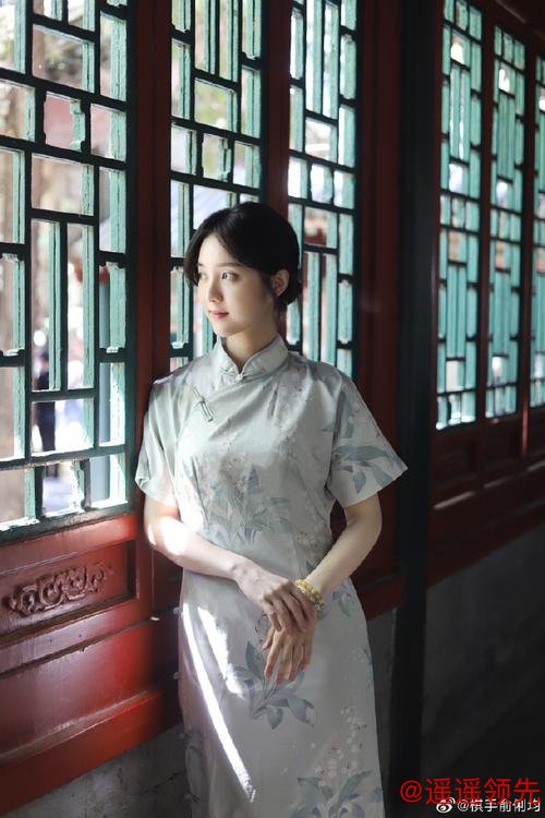 俞俐均晒全新写真 黑系造型+暖调场景获网友点赞