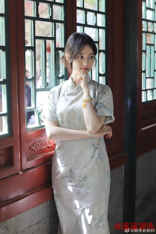 俞俐均晒全新写真 黑系造型+暖调场景获网友点赞