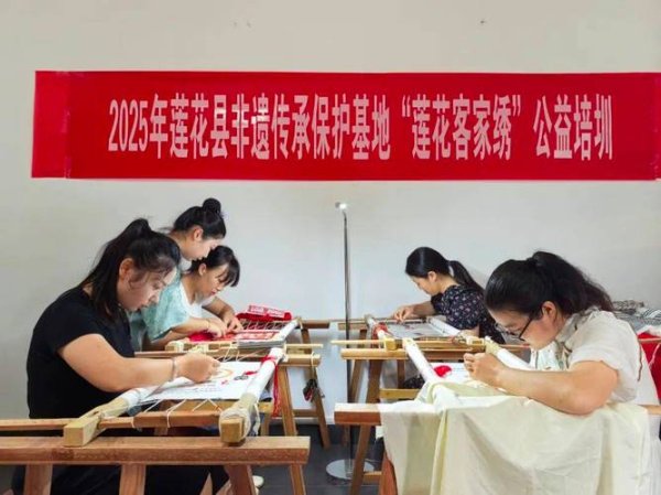 开云体育官网 江西莲花县：一针一线 织就芳华