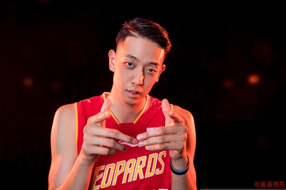 沈梓捷19+13状元12分 卢艺文26分深圳大胜上海